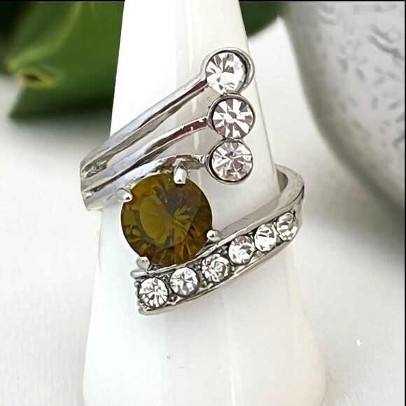 Vintage Cocktail Ring Size 6 Green Glass Crystal Accents Costume Retro 5Z - Picture 1 of 3